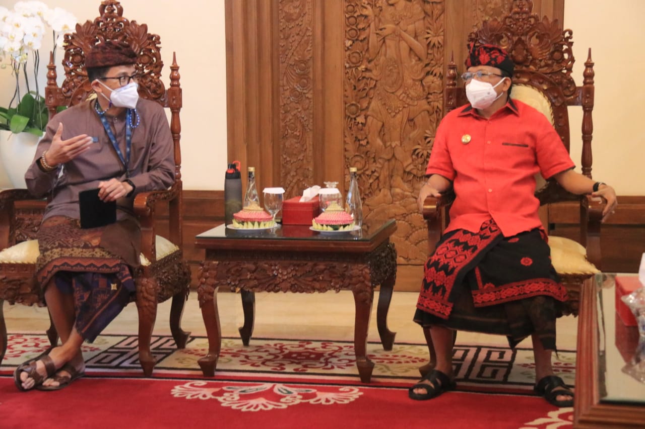 Gubernur Bali Wayan Koster (Kanan) saat menerima Menrteri Pariwisata Sandiaga Uno