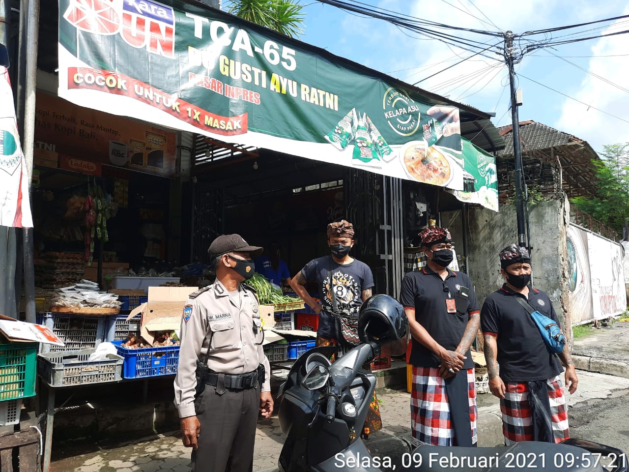 Desa Dauh Puri Kelod Denpasar Barat melakukan sosialisasi Pelaksanaan Pembatasan Kegiatan Masyarakat (PPKM) berskala mikro Selasa (9/2) di Pasar Sanglah dan Pasar Phulakerti
