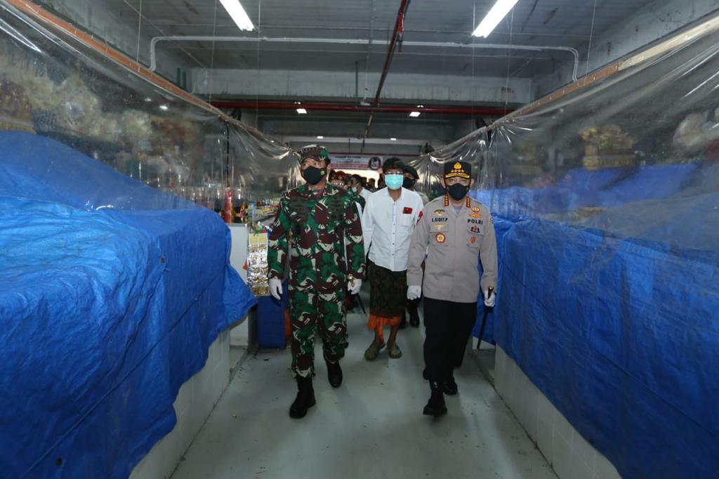 Panglima TNI Marsekal Hadi Tjahjanto bersama dengan Kapolri Jenderal Listyo Sigit Prabowo saat melakukan kunjungan kerja ke Bali