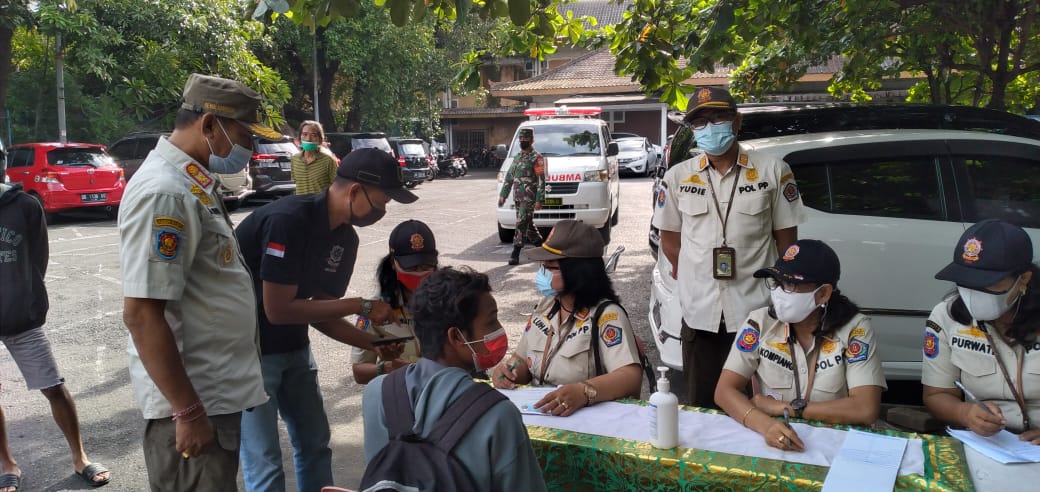 Tim Yustisi Kota Denpasar jaring 14 orang pelanggar protokol kesehatan saat  penertiban  Prokes PPKM skala mikro di Desa Dauh Puri Kelod, Denpasar Barat