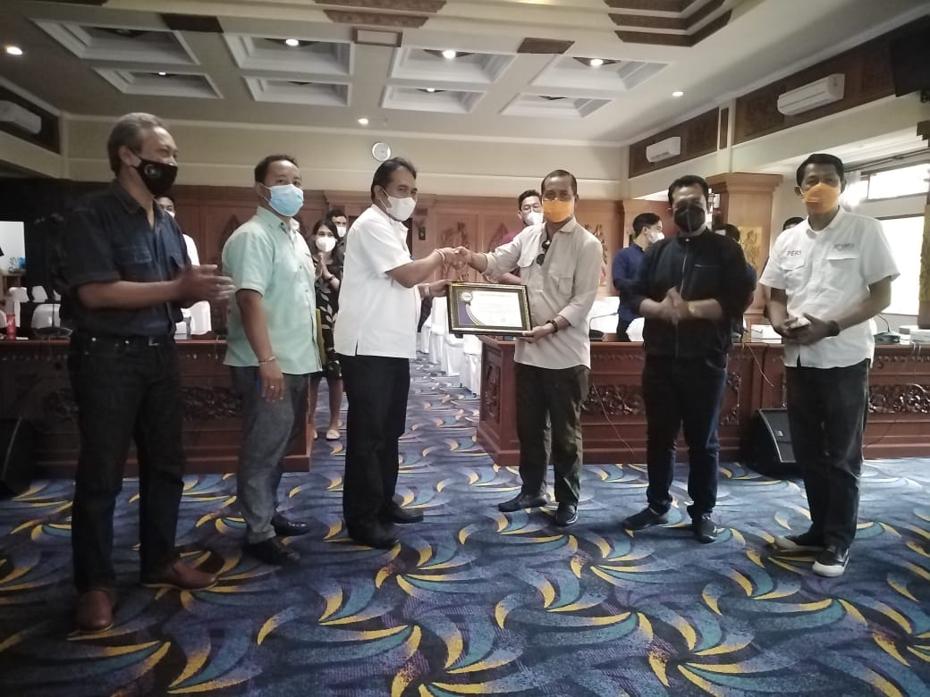 Ketua SMSI Bali (tiga dari kanan), Emanuel Dewata Oja menyerahkan Piagam Kerja Sama SMSI Bali dengan Humas Pemkot Denpasar yang diterima Kabag Humas dan Protokol Pemkot Denpasar, I Dewa Gede Rai (tiga dari kiri)