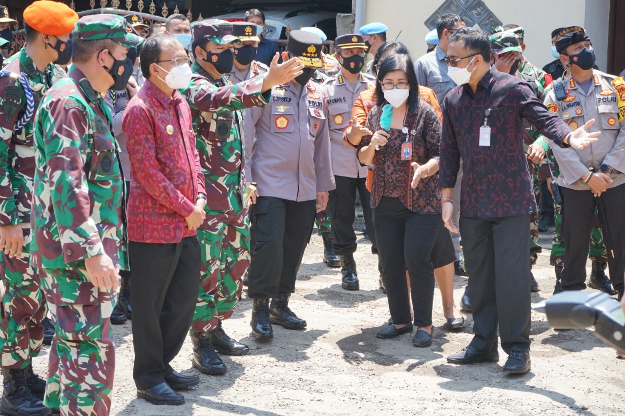 Dalam kunjungan sehari ke Bali, Panglima TNI dan Kapolri didampingi Gubernur Bali Wayan Koster dan Walikota Jaya Negara meninjau pelaksanaan vaksinasi di Denpasar