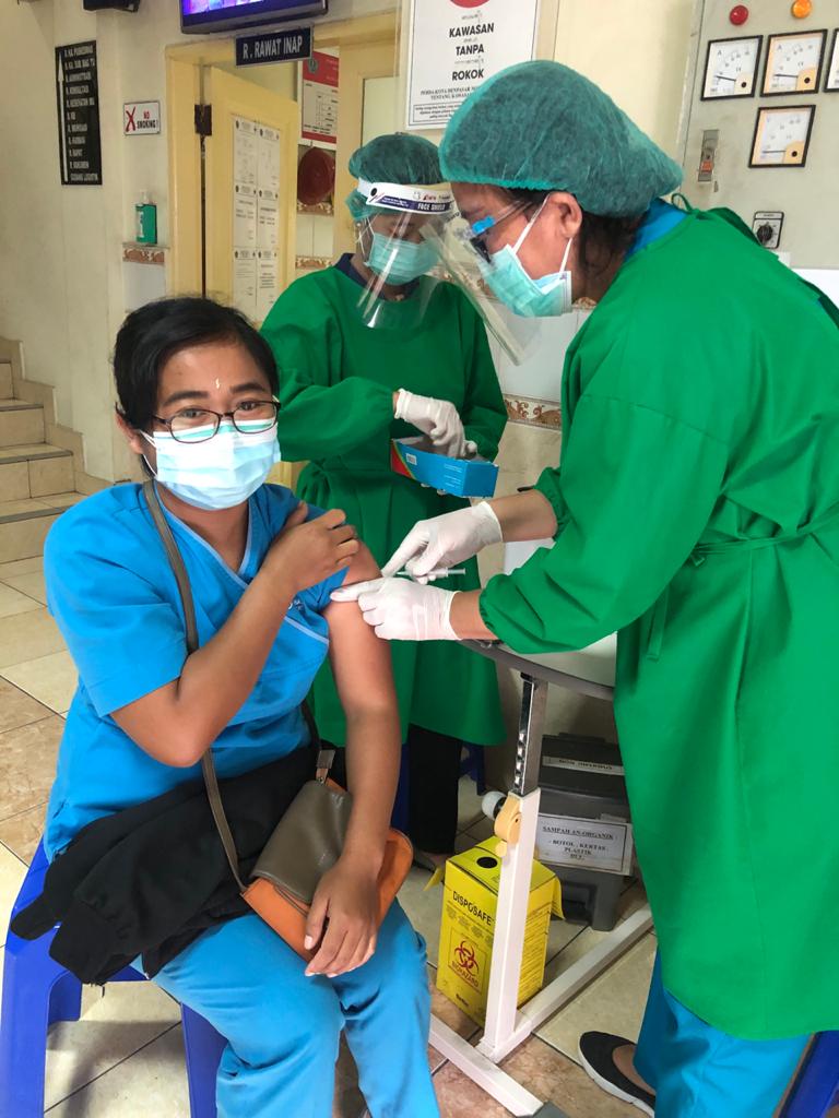 Pemberian vaksin covid-19 kepada enaga kesehatan di Denpasar