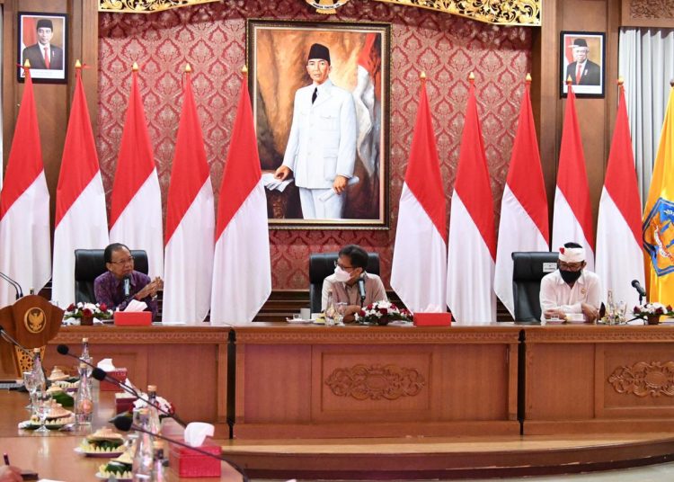 Gubernur Bali I Wayan Koster dalam pertemuannya dengan Menteri Kesehatan Budi Gunadi Sadikin dan Wali Kota/Bupati se-Bali di Jaya Sabha, Kota Denpasar pada Jumat (12/3).