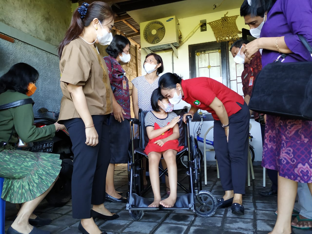 Istri Walikota Denpasar, Ny. Sagung Antari Jaya Negara dan istri Wakil Walikota Denpasar, Ayu Arya Wibawa serahkan Kursi roda kepada A.A Istri Indira Dewi Wulan Putri