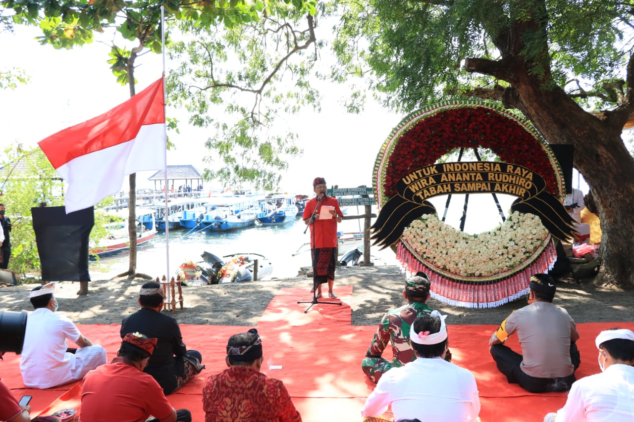 Karangan bunga duka dari Megawati Soekarno Putri ditempatkan di pinggir laut tempat hilangnya KRI Nanggala 402 di Buleleng