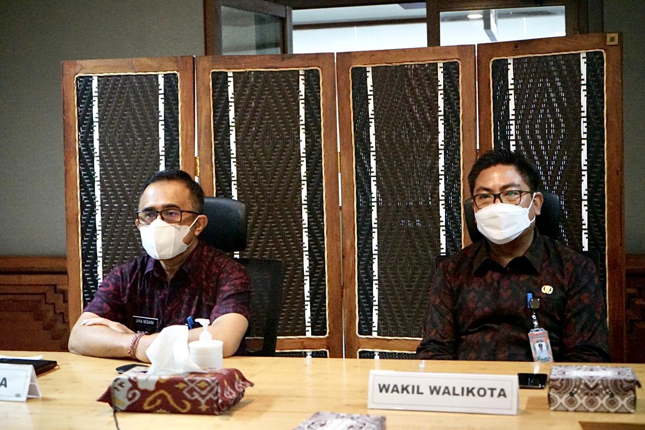 Walikota Denpasar, IGN. Jaya Negara bersama Wakil Walikota Denpasar, Kadek Agus Arya Wibawa. Hadir juga  Pj. Sekda Kota Denpasar pimpin rapat koordinasi infrastruktur Sekolah Dasar