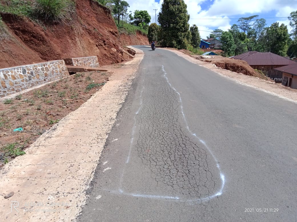 Ruas jalan jalur Ndiuk - Golo Welu dalam perbaikan