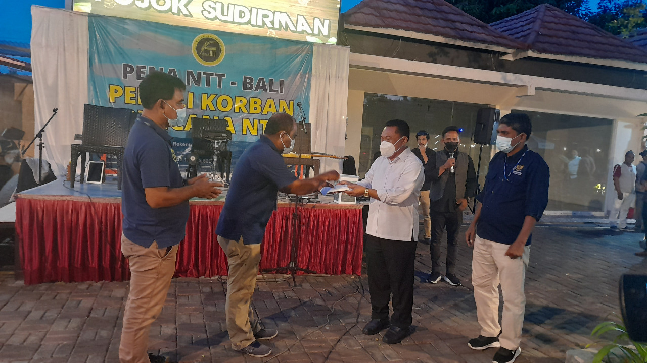 Penjabat Sekretaris Kota Denpasar, I Made Toya yang mewakili Walikota Denpasar IGN Jaya Negara pada acara malam penggallangan bantuan bencana NTT 