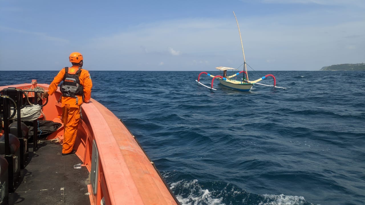 TIM SAR Bali, melacak seorqnf nelayan yang hilang diduga tenggam saat bahan bakar prahu sudah habis