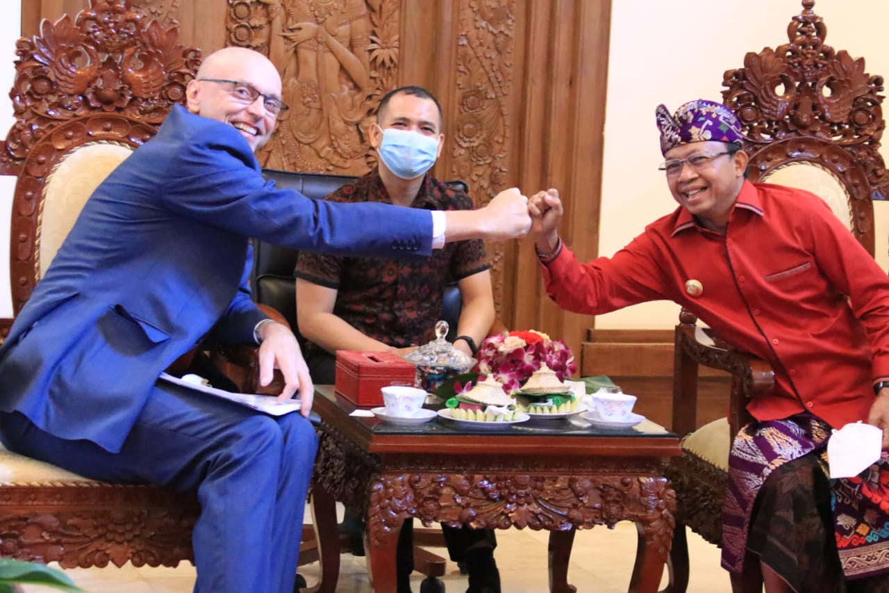 Dubes Republik Ceko, H.E. Mr. Jaroslav Dolecek toast arak Bali dengan Gubernur Bali, Wayan Koster 