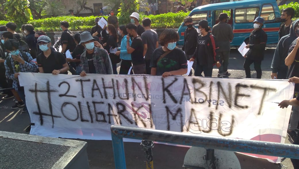 Sejumlah aktifis Aliansi Bali Tidak Diam, menggelar unjuk rasa di perempatan jalan PB Sudirman Denpasar. 