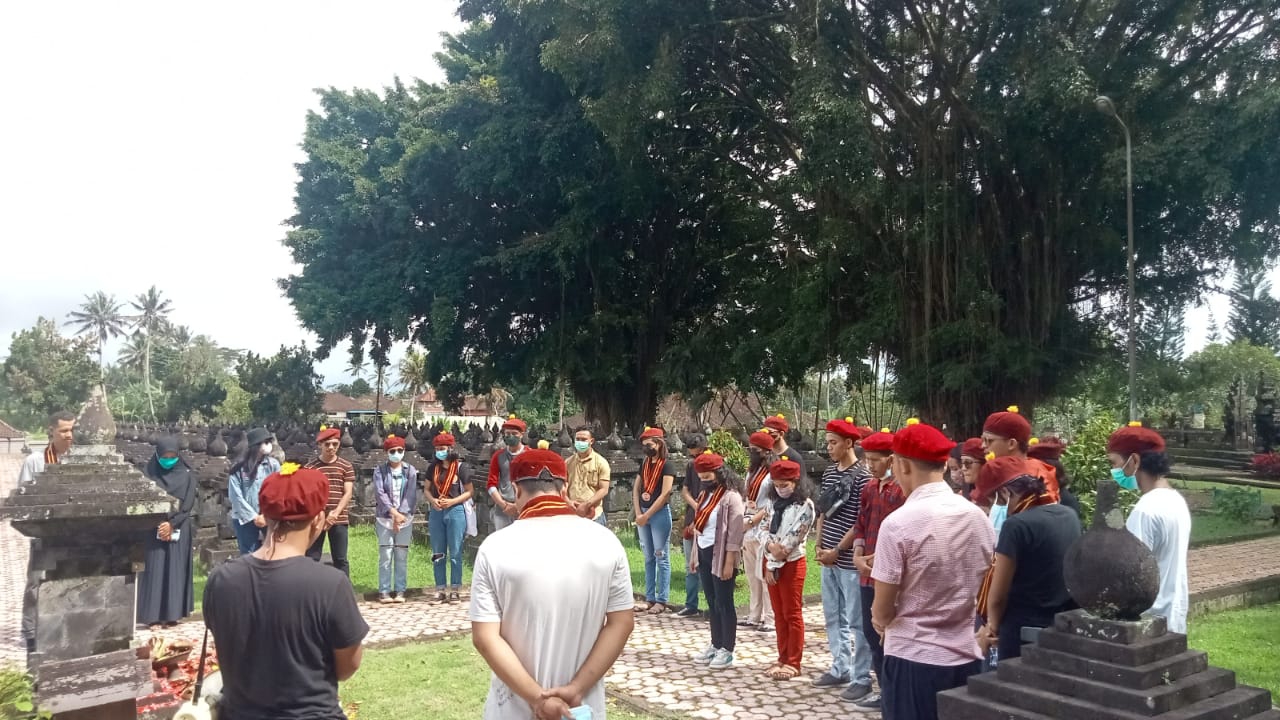 Puluhan aktifis PMKRI ziarah ke Taman Makam Pahlawan Tabanan Bali. 