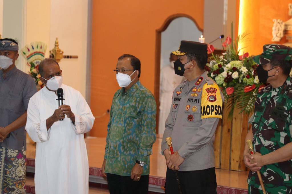 Pastor menjelaskan penerapan prokes saat misa Natal kepada Gubernur Bali Wayan Koster dan Kapolda Bali, Irjen Pol. Putu Jayan Danu Putra. 