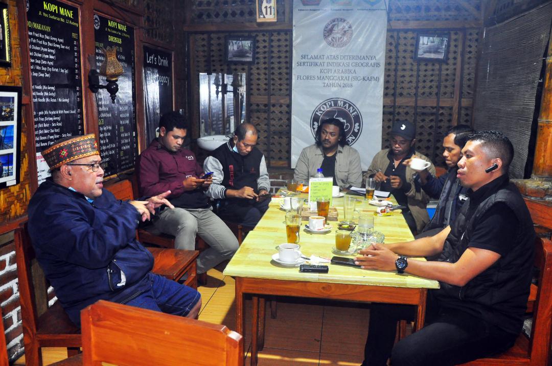 Ketua Kadin Manggarai, Boni Oldan Romas (Kiri) saat bincang-bincang tetang kopi Manggrai di Ruteng belum lama ini.