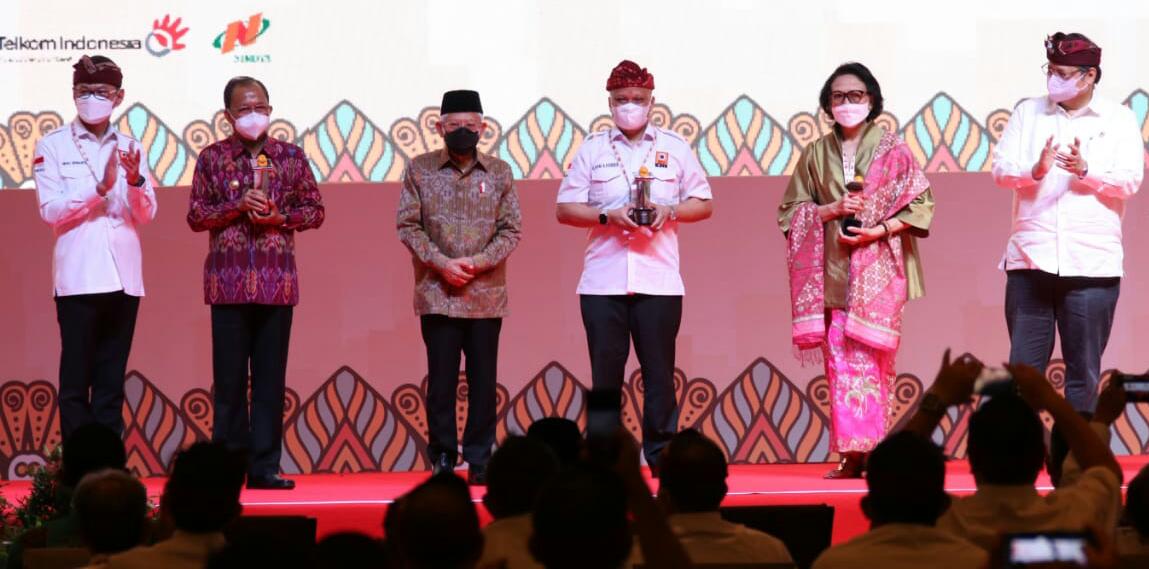 Gubernur Bali Wayan Koster mewakili Keluarga Bung Karno menerima Penghargaan dari Persatuan Insinyur Indonesia (PII) 