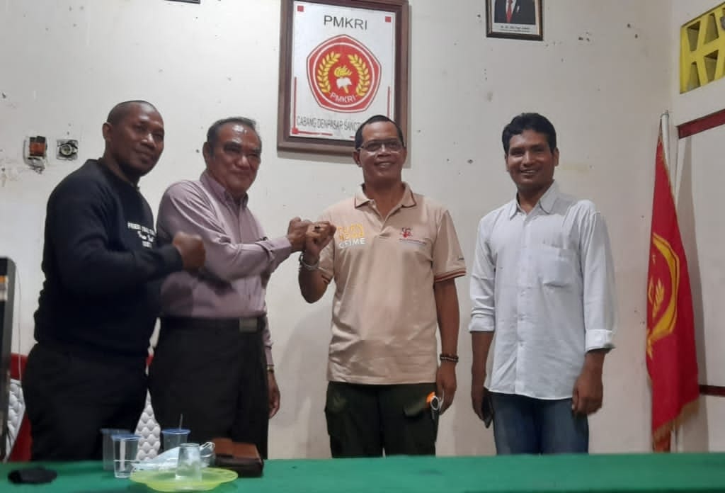 Serah terima jabatan Ketua Forkoma PMKRI Bali, disaksikan Ketua DPC PMKRI Denpasar, Ino Wedu dan anggota forkoma, Ximenes Alberto. 