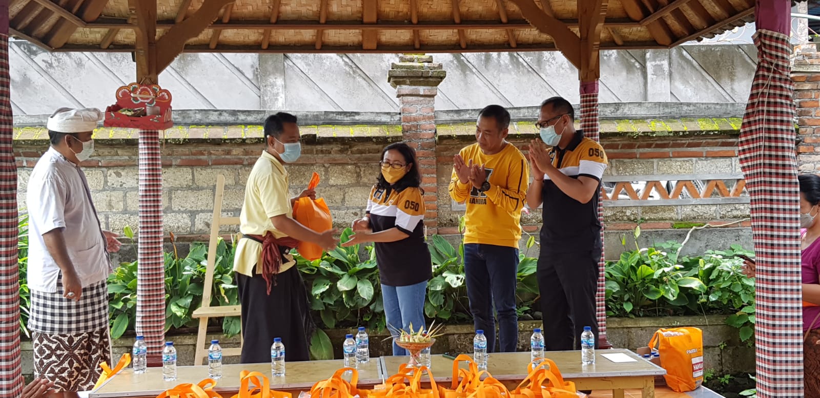 Ketua DPD Partai Hanura Bali, Kadek Arimbawa, bersama Ketua DPC Hanura Klungkung I Wayan Buda Parwata dan Ketua Fraksi Hanura DPRD Kabupaten Klungkung Putu Sri Handayani serahkan bantuan.