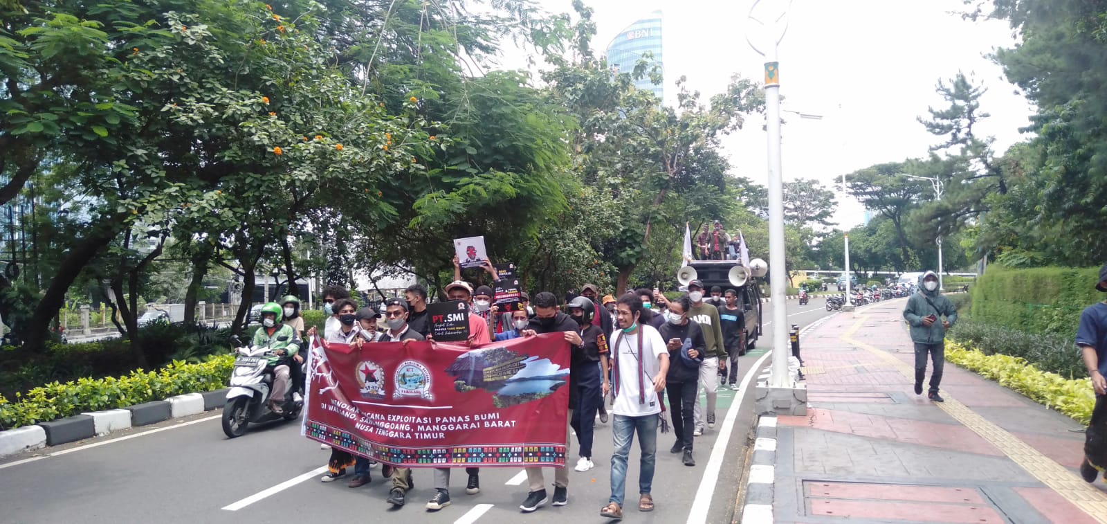 Tolak Geothermal Wae Sano, Mahasiswa Demo di KLHK dan Kementerian ESDM