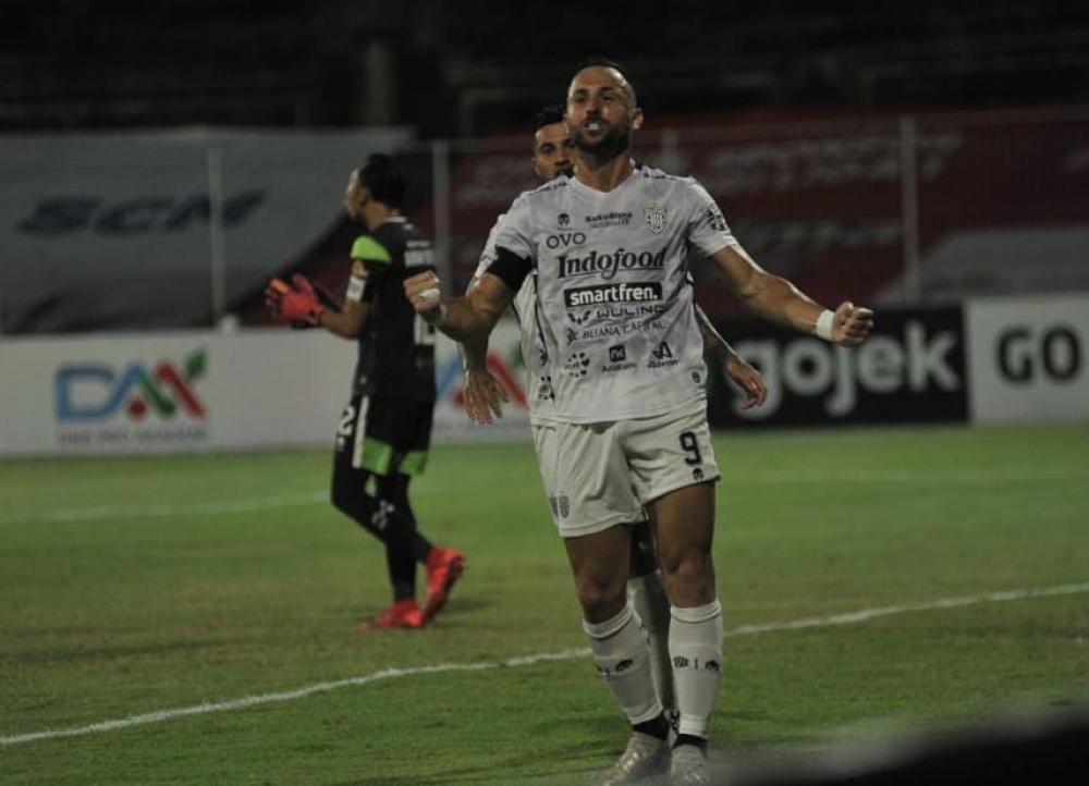 Selebrasi pencetak Gol Bali United usai mencetak gol ke gawang Bhayangkara FC.