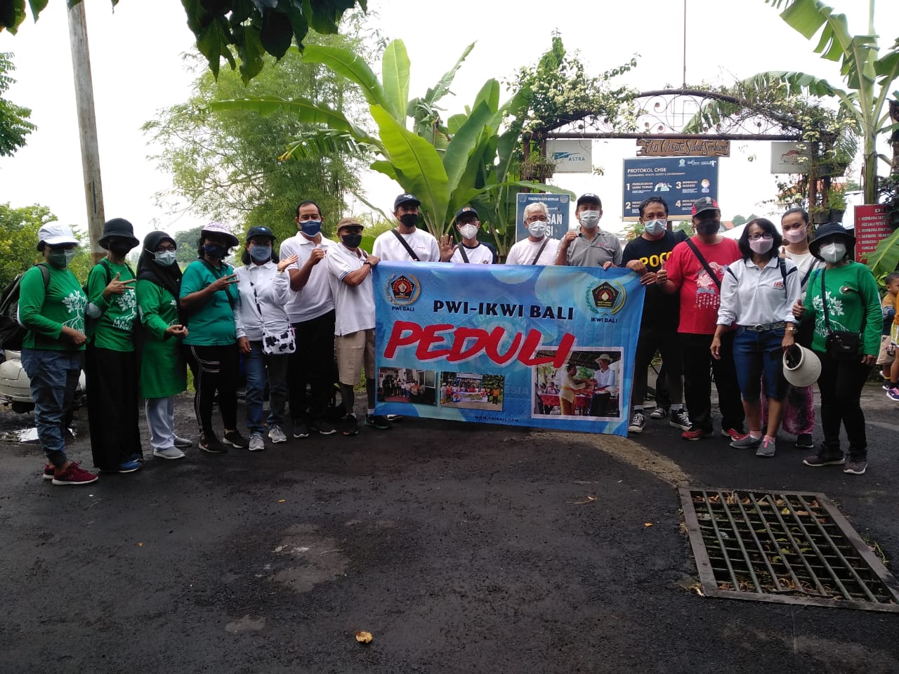 Puluhan anggota Ikatan Keluarga Wartawan Indonesia (IKWI) Bali bersama PWI Bali gelar jalan santai dan tebar benih ikan di Subak Sembung. 