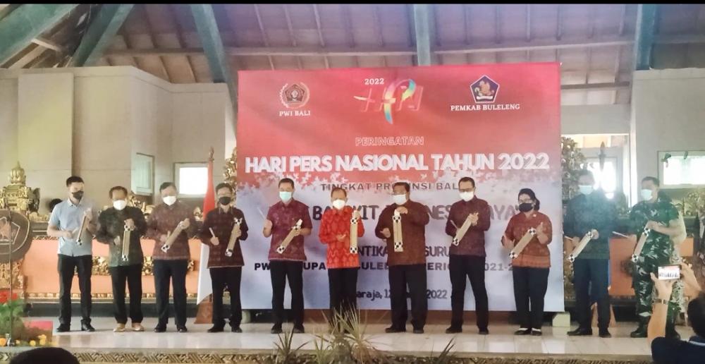 Gubernur Bali, Wayan Koster, Bupati Buleleng Suradnyana  dan seluruh jajaran Pengurus PWI Bali merayakan HPN Tingkat Provinsi Bali di Buleleng.