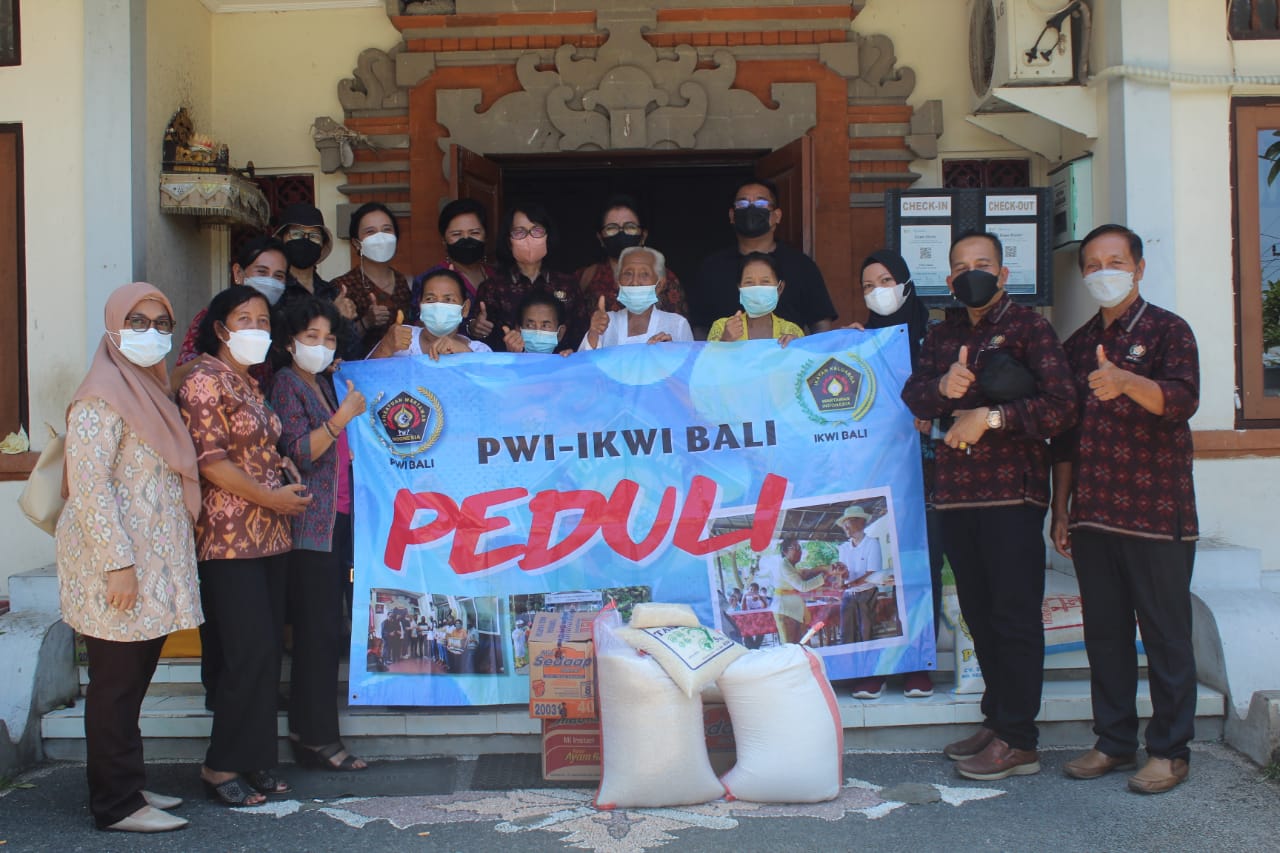 Aksi sosial PWI Bali dan IKWI dalam rangka peringati HPN Tingkat Provinsi Bali tahun 2022 di Buleleng. 