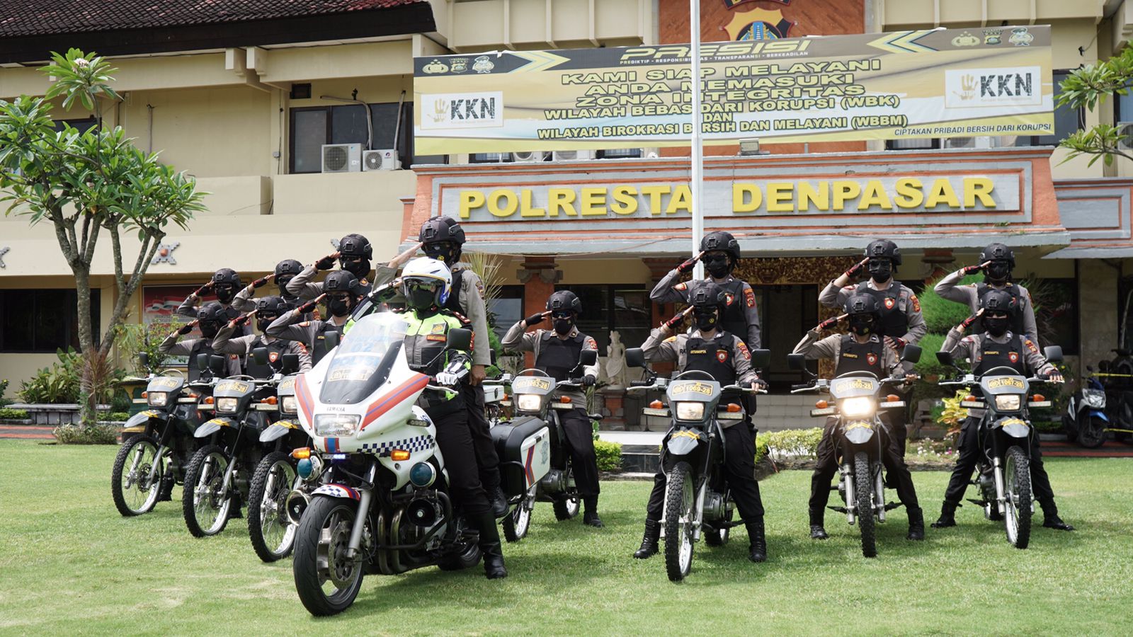 Puluhan Polisi cantik berpostur tegap dari Polresta Denpasar siap amankan jalannya upacara Nyepi tahun 2022. 
