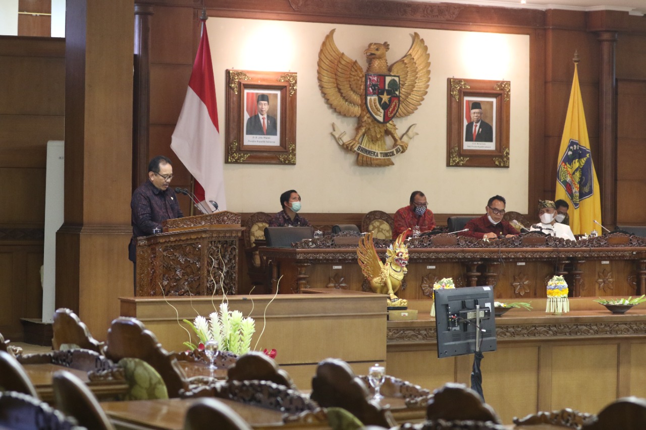 Suasana rapat paripurna DPRD Bali tentang penyertaan modal Pemprov Bali di Bank BPD Bali.