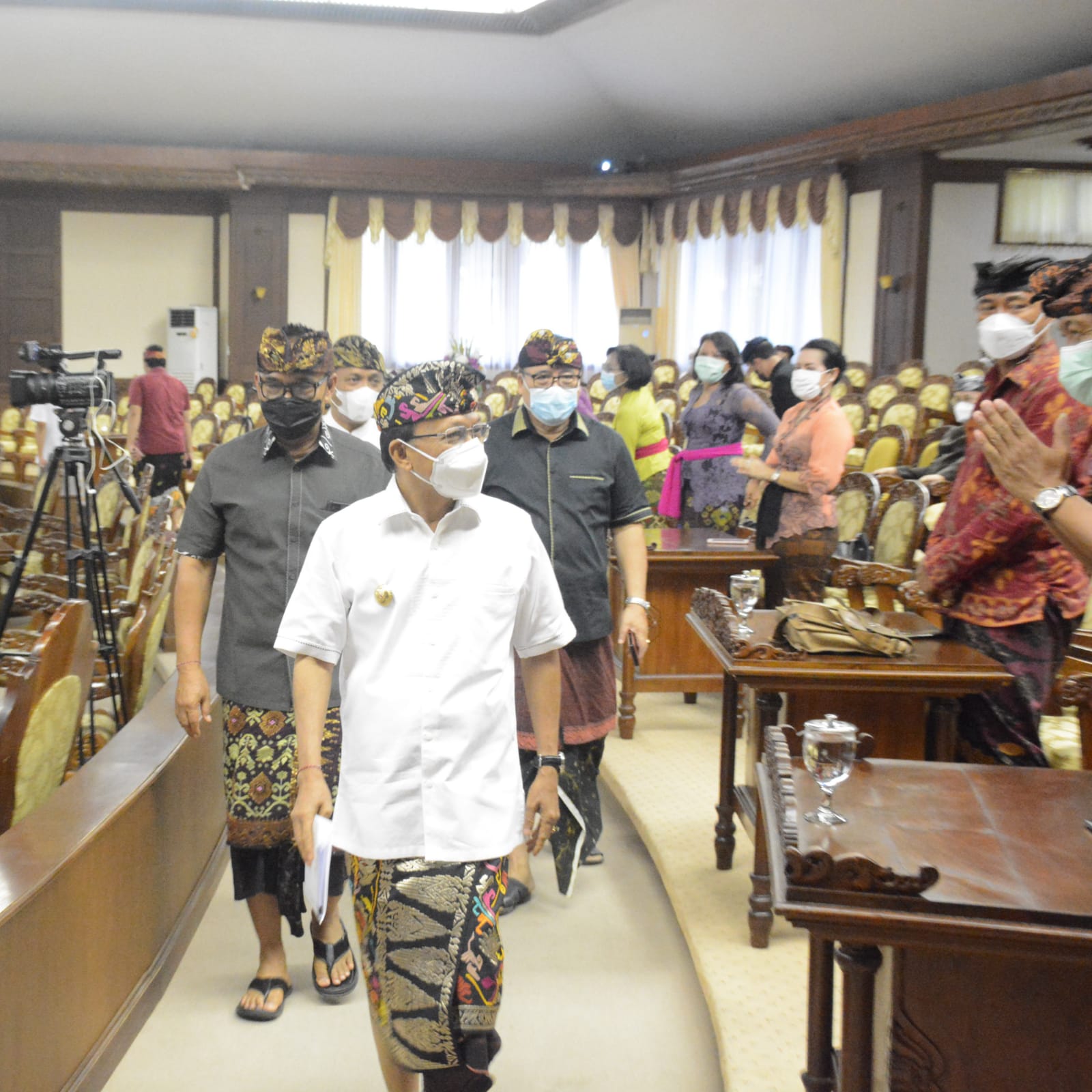 Gubernur Bali, Wayan Koster saat menghadiri Sidang Paripurna DPRD Bali. 