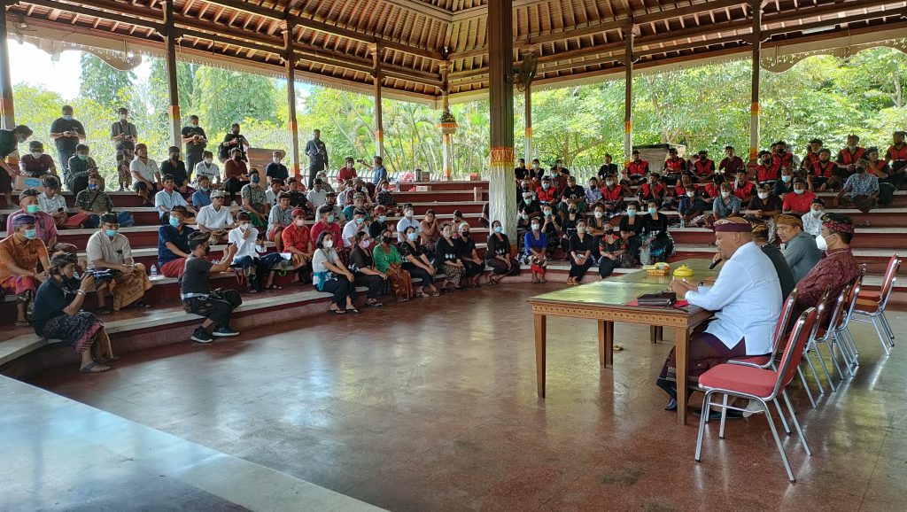 Ketua DPRD Bali, Nyoman Adi Wiryatama didampingi jajaran saat menerima aspirasi dan klarifikasi Prajuru dan Krama Desa Adat Bugbug.