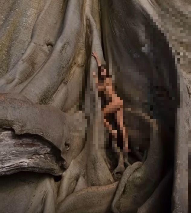 Seorang Wanita WNA brfoto telanjang di sebuah pohon yang oleh masyarakat setempat pohon tersebut dianggap sebagai pohon ‘Kramat”  