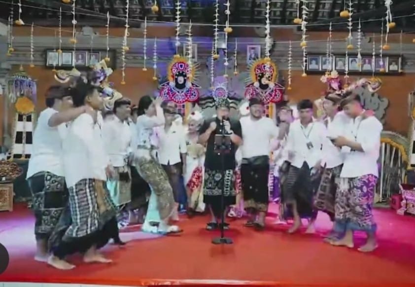 Diapit sejumlah anak milenial Badung, Bupati Giri Prasta lantunkan lagu 'Salam Rindu" 