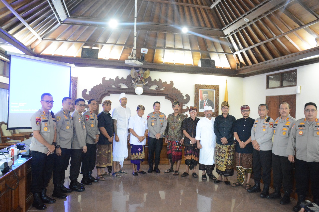 Anggota DPRD Bali, berfoto bersama Kapolda Bali dan jajaran usai rapat koordinasi pengamanan G-20.