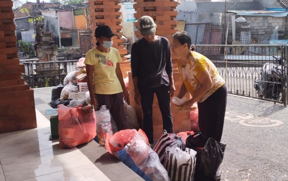 giat bank sampah yang bertempat di Banjar Benaya, Kelurahan Peguyangan