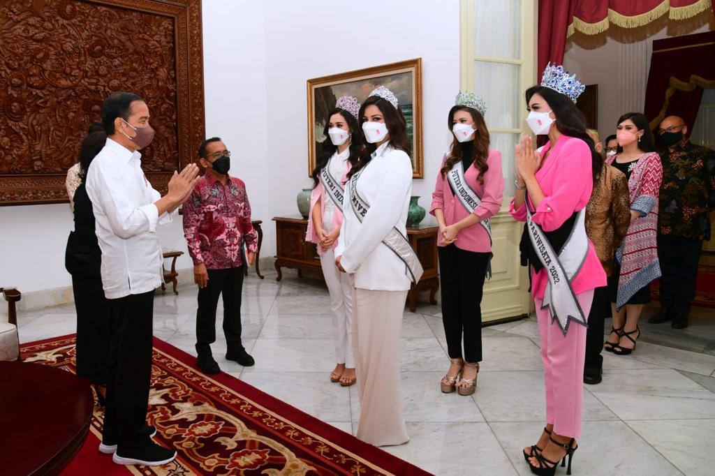Presiden Jokowi menerima Putri Indonsia 2022, Laksmi Shari. 