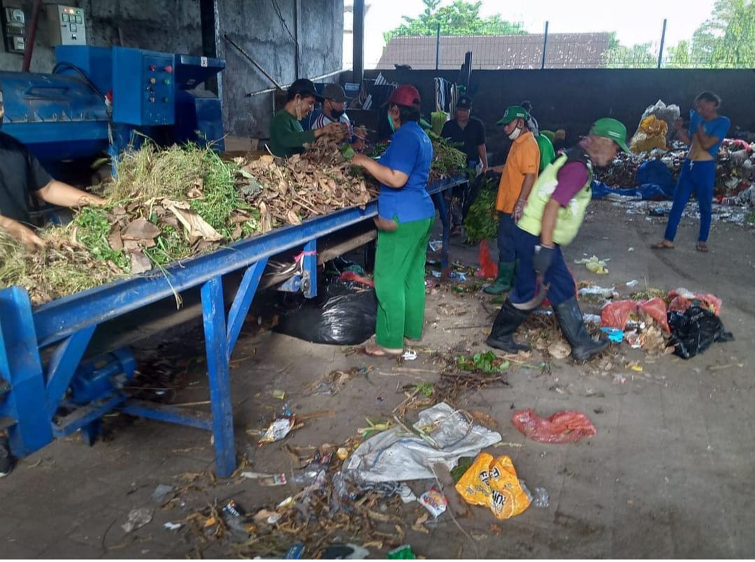para petugas tampak di beberapa area Tempat Pengolahan Sampah Reuse, Reduce, dan Recycle (TPS3R) di Kota Denpasar