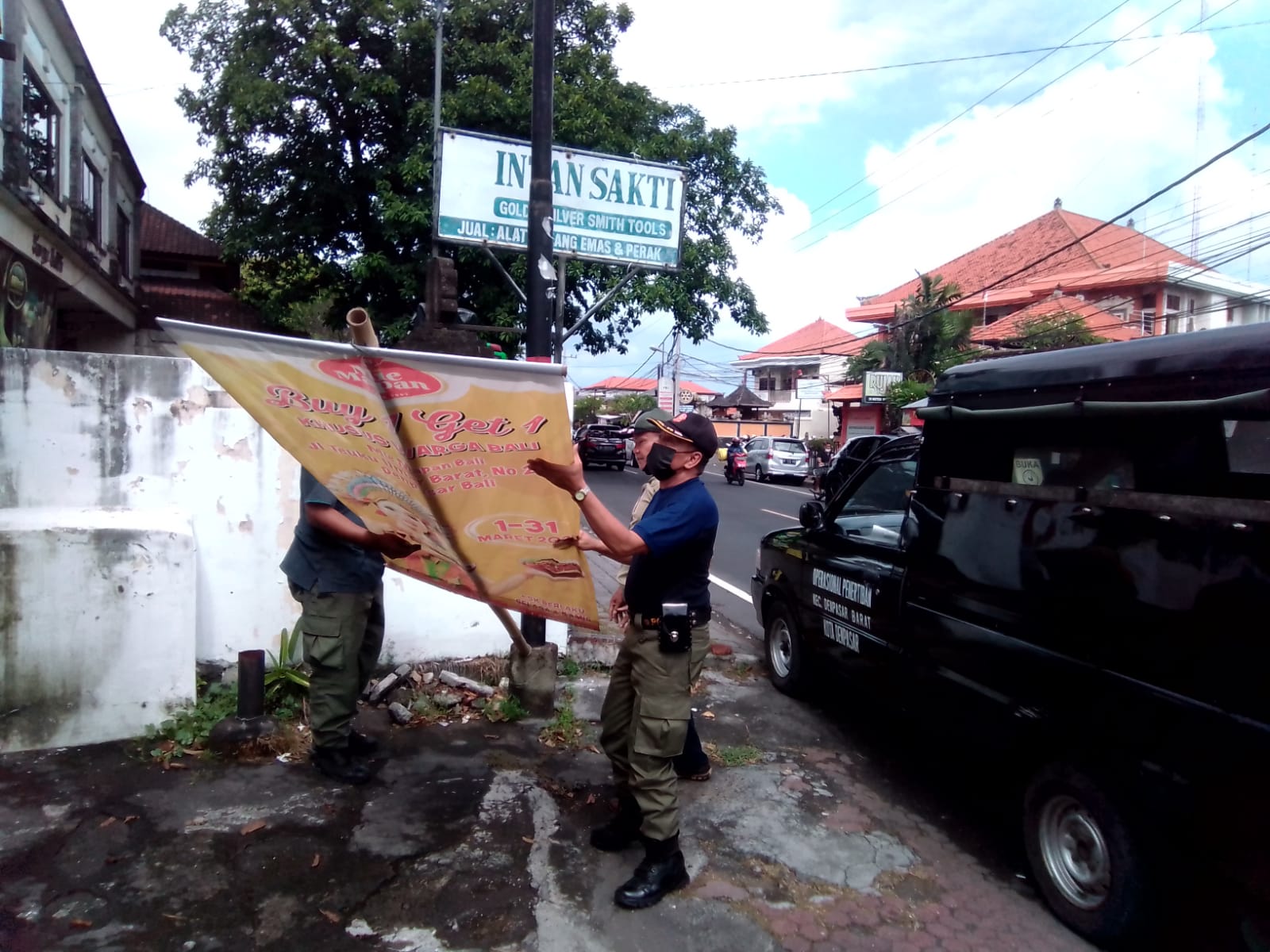Satpol PP Kota Denpasar tertibkan sejumlah balihoo, spanduk dan banner di beberapa ruas jalan. 