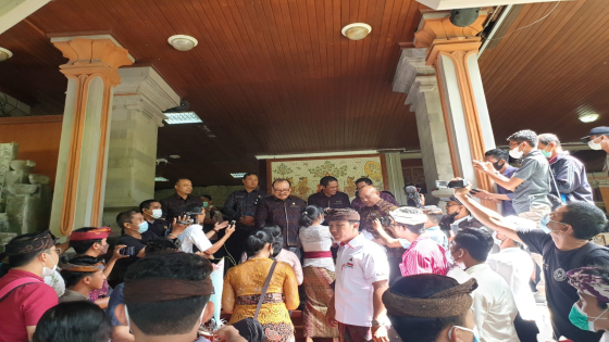 Wakil Ketua DPRD Bali, Nyoman Sugawa Korry dan Komisi IV terima aspirasi alumni SMA /SMK Bali Mandara, Senin (20/6). 