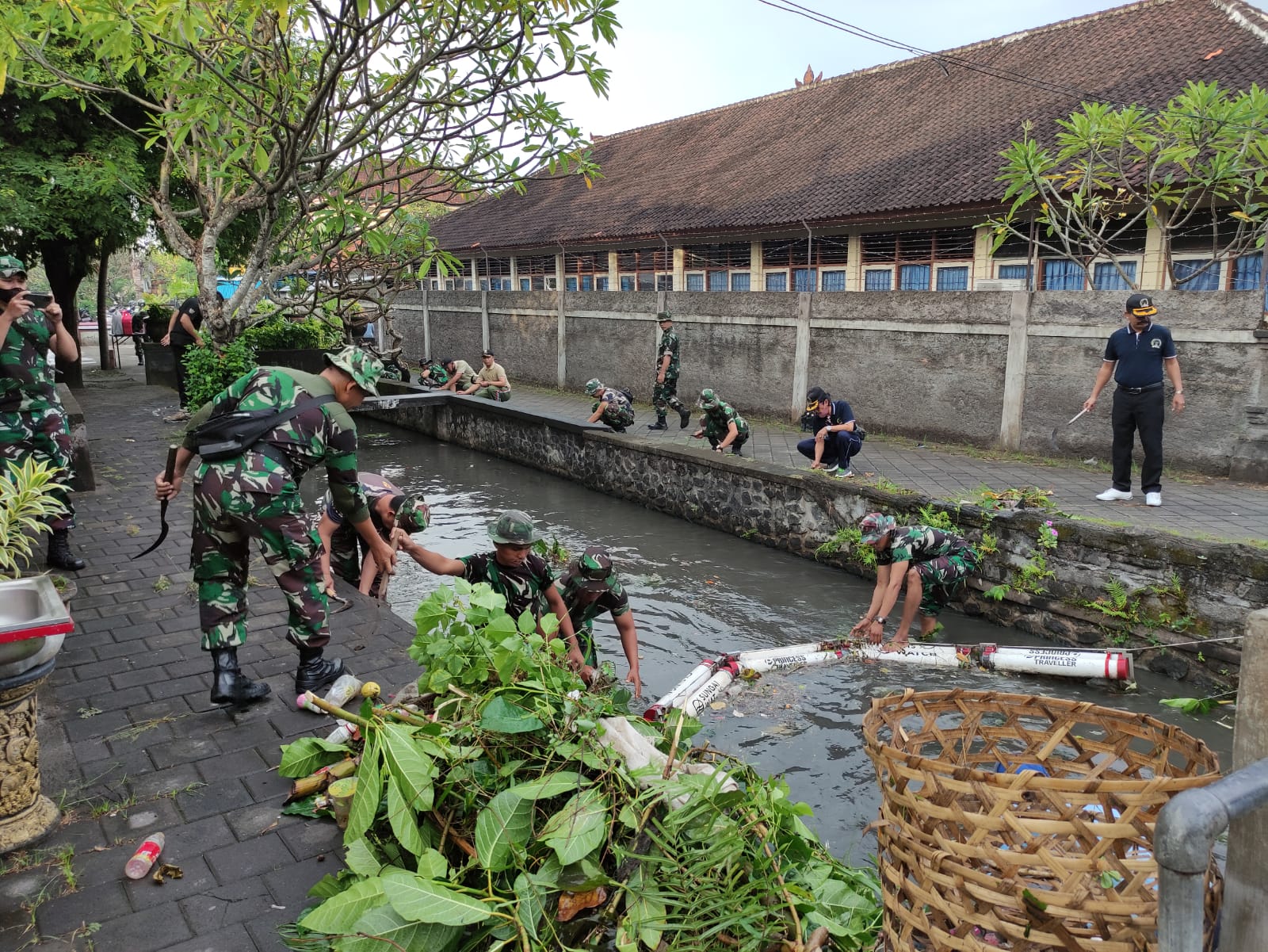 Warga Pemogan Denpasar, bersihkan sungai yang melintas di perkampungan tersebut secara gotong royong.