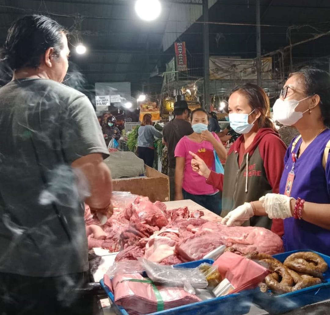 Pemantauan kesehatan daging di beberapa pasar oleh Tim Distan Kota Denpasar, Senin (6/6) pagi. 
