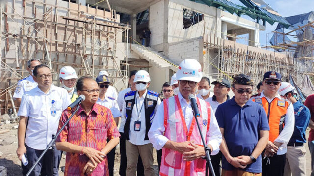 Menteri Perhubungan Republik Indonesia Budi Karya Sumadi didampingi Gubernur Bali Wayan Koster mengecek progres pembangunan Pelabuhan Sanur, Sabtu (4/6/2022). 