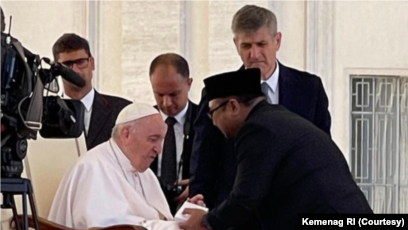 Menteri Agama RI, Yaqut Cholil Qoumas, didampingi Ketua PBNU KH Yahya Staquf, saat bertemu Paus Fransiskus di Vatikan, Rabu (8/6/2022).