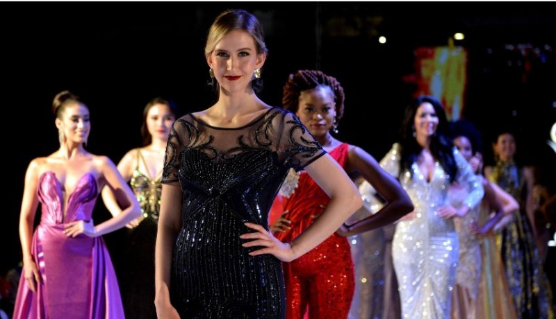 Peserta Miss Global 2022 pamerkan busana gaun. 