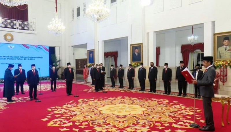 Presiden Joko Widodo, kembali mereshufle Kabinet. Ketua Umum PAN, Zulkifli Hasan dan mantan Panglima TNI Marsekal Hadi Tjahjanto dilantik di istana negara Jakarta. 