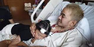 Sambil berbaring di RS, Ruben Onsu memeluk anak perempuannya.