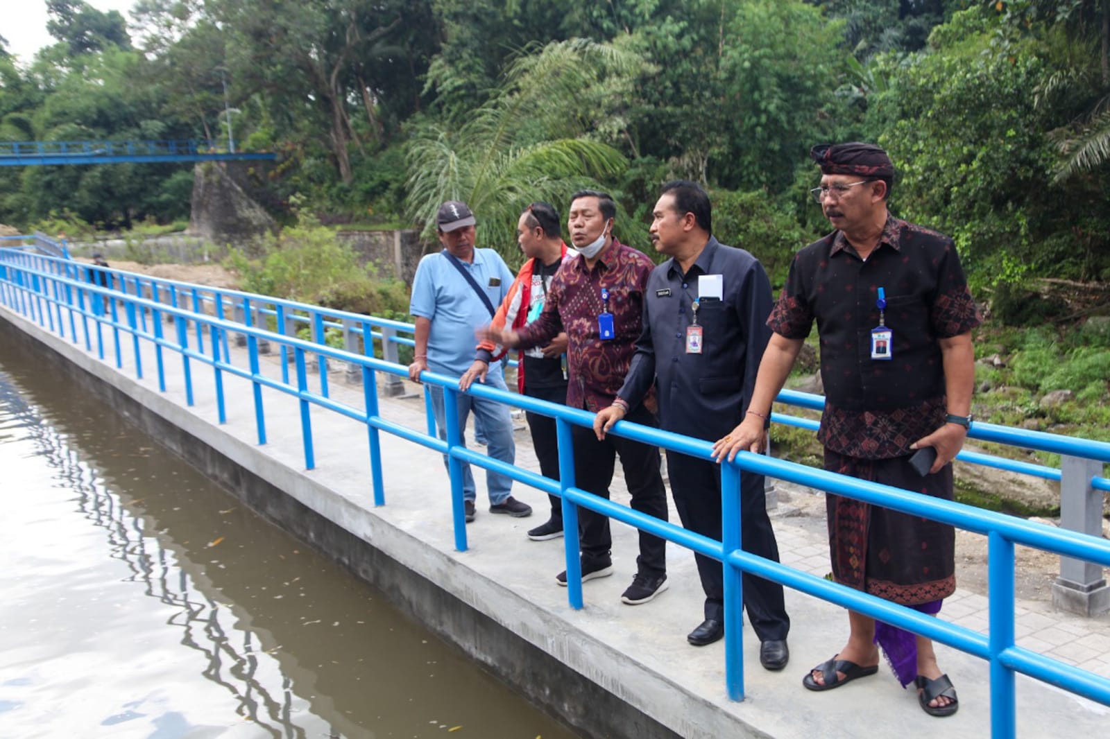 Direktur Utama Perumda Tirta Sewakadarma Kota Denpasar, IB Gede Arsana saat meninjau Kanal Air Baku di IPA Belusung, Jumat (3/6).