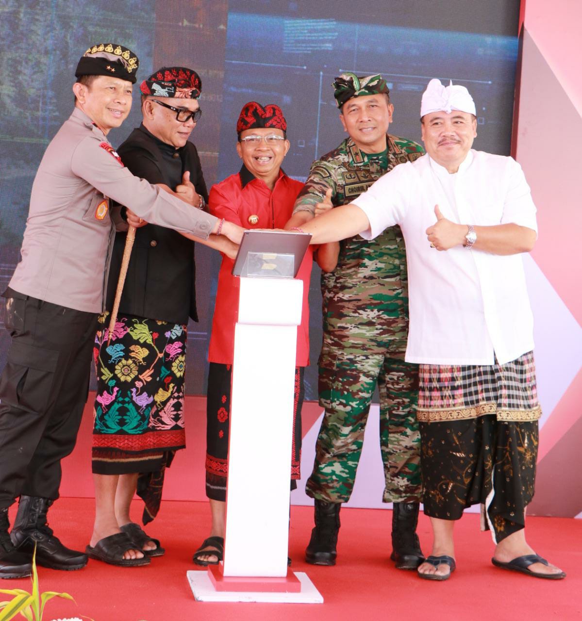 Gubernur Wayan Koster, didampingi Ketua DPRD Bali, Wakil Ketua DPRD Bali, Kapolda Bali dan Pangdam IX/Udayana menekan tombol tanda peresmian pembangunan tower.