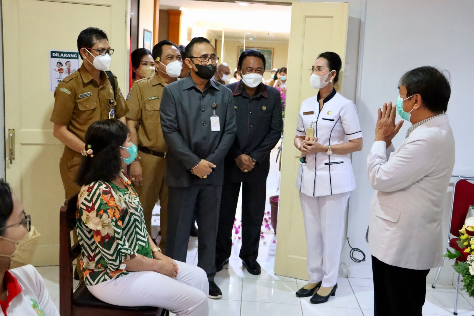 Wali Kota Denpsar, Jaya Negara meninjau kesiapan operasional poliklinik tradisional di RS Wangaya.