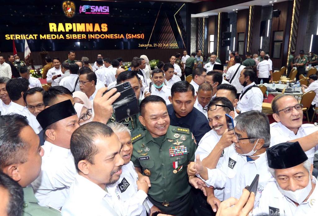 Kepala Staf TNI AD, Jenderal Dudung Abdurachman yang juga ketua Dewan Pembina SMSI dikerumini peserta Rapimnas. 
